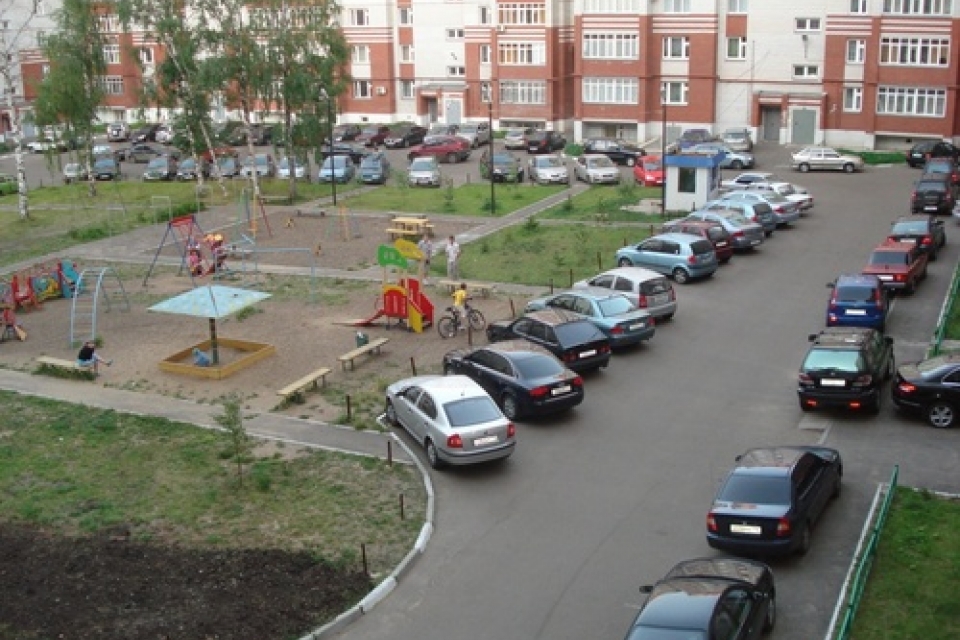 В Киевсовете предлагают собирать по 10 грн/день с владельцев машин, припаркованных во дворах и на тротуарах