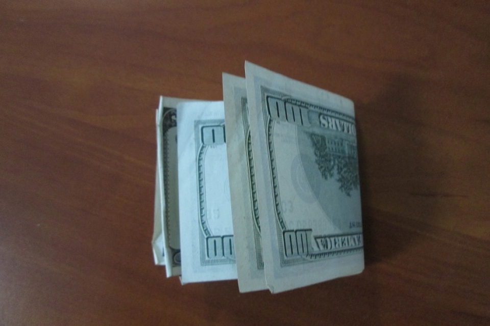 Украинцы продолжают сдавать доллары