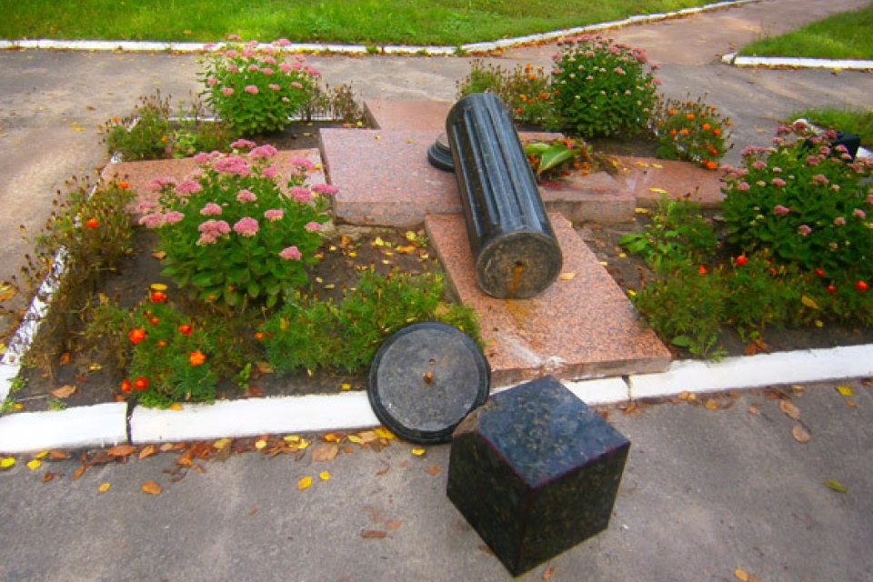 Вандала, разбившего памятник чернобыльцам, нашли по невидимой краске