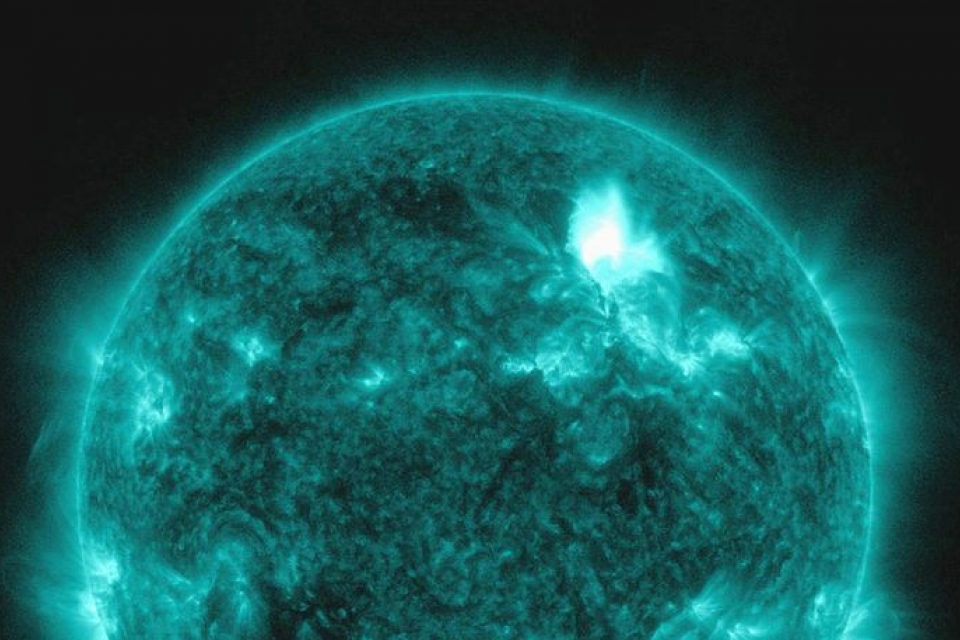 Мощная вспышка на Солнце приведет к магнитной буре на Земле