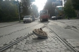 В Мариуполе трамвай проехал сто метров на трех колесах