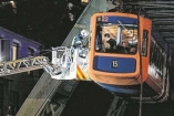 В Германии 76 человек застряли в подвесном поезде над рекой