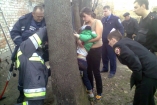В Хмельницкой области спасатели достали ребенка, который застрял между двух деревьев