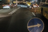Авария грузовика и "Фольксвагена" парализовала мост Патона