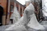 В Музейном переулке вырос ледяной сталагмит