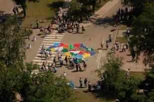 Студенты сделали Украину из 60 тысяч крышечек