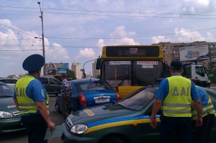 ФОТО: Автобус смял "Черри" на Троещине