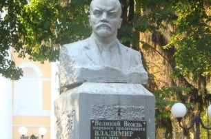 В Сумах власти решили убрать бюст Ленина