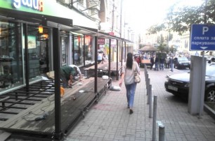 В Киеве «СушиЯ» выгоняет пешеходов под колеса авто