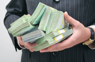 Эксперты: украинцы несут деньги в банки надолго