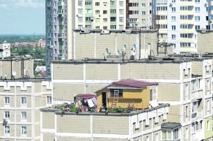 Владелец дачи на крыше киевской многоэтажки будет бороться против сноса