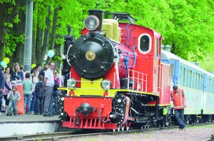 Киевские юные машинисты мечтают управлять железной дорогой
