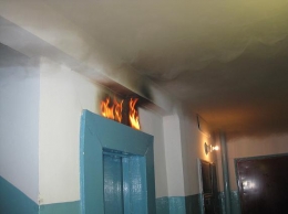 Пожар уничтожил лифт в киевской многоэтажке