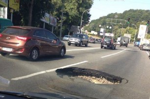 В Киеве из-за ямы на дороге образовалась большая пробка