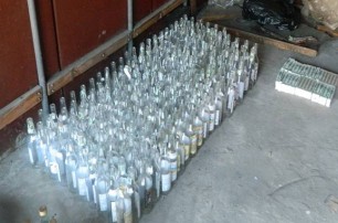 В Киеве изъяли тысячу бутылок «паленой» водки