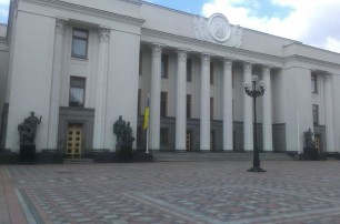 Перед зданием Рады срезали флагштоки для флагов областей Украины