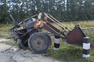 В Хмельницкой области поезд разрезал трактор и тракториста