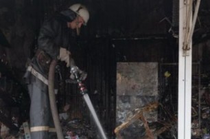В Киеве загорелось СТО на ул. Довбуша