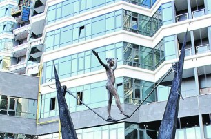 В Киеве поставили скульптуру «Равновесие»