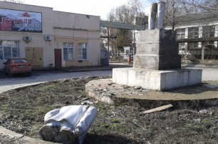 Суд отпустил "свободовцев", подозреваемых в разрушении памятнику Ленину