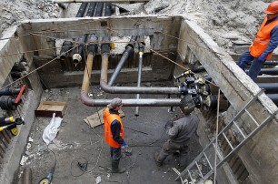 Рабочие «Киевэнерго» круглосуточно подключают тепло