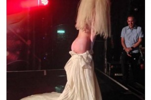 Леди Гага полностью разделась в лондонском гей-клубе
