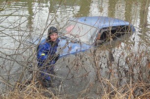 "ВАЗ" с женщиной упал в реку Смотрич