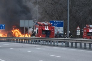 Под Киевом прозошло крупное ДТП с бензовозом: сгорели несколько машин