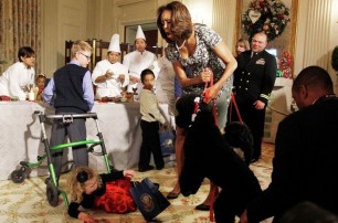 Собака Обамы сбила с ног девочку на елке в Белом доме