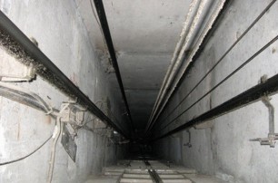 В шахте лифта киевской многоэтажки найден труп