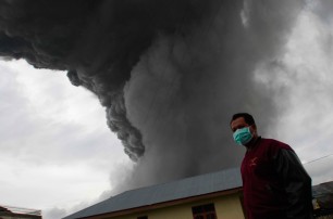 Более 20 тыс. человек эвакуированы из-за извержения вулкана в Индонезии