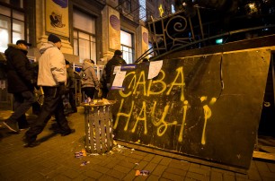 Около 50 человек пытались разобрать баррикады Евромайдана