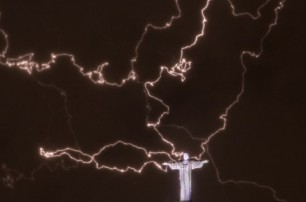 Молния повредила символ Рио-де-Жанейро - статую Христа