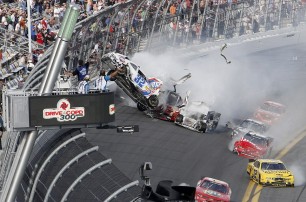 Грандиозная авария на гонках NASCAR
