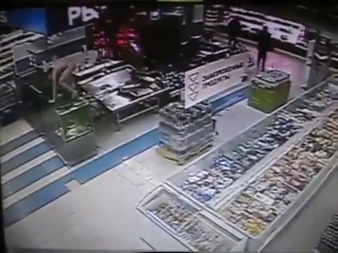 ВИДЕО: В супермаркете Кривого Рога голый мужик прыгнул в аквариум с рыбой