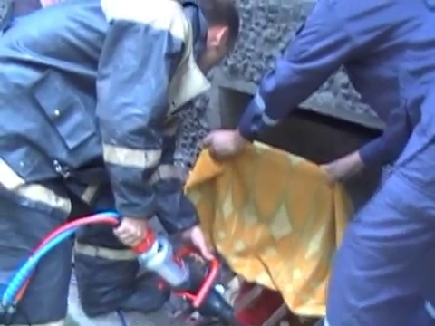 В Кременчуге любопытный ребенок застрял головой в металлической решетке 