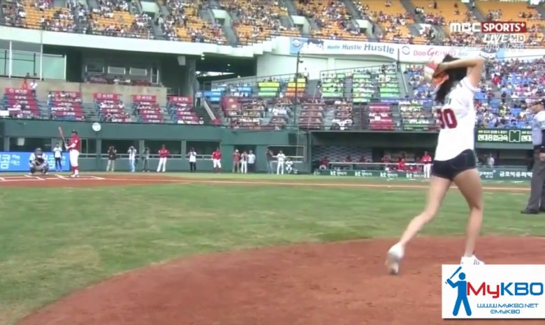 Кореянка в невероятном прыжке бросила бейсбольный мяч