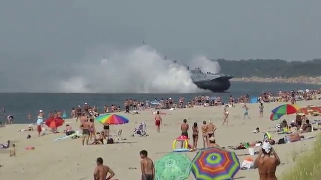 Российский десантный корабль пришвартовался на пляже с отдыхающими