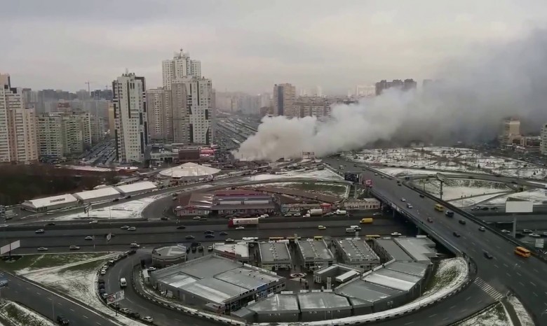 В Киеве на Позняках загорелись ларьки