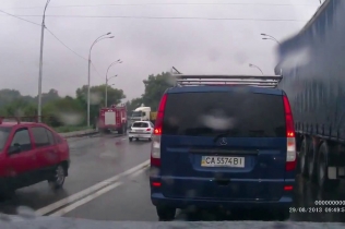 Из-за аварии грузовика и четырех легковушек в Киеве образовалась огромная пробка