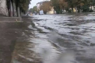 Ливень превратил улицы Житомира в реки