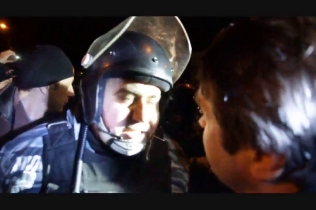 Евромайдановцы заставили «Беркут» снять маски и пройти через «живой коридор»