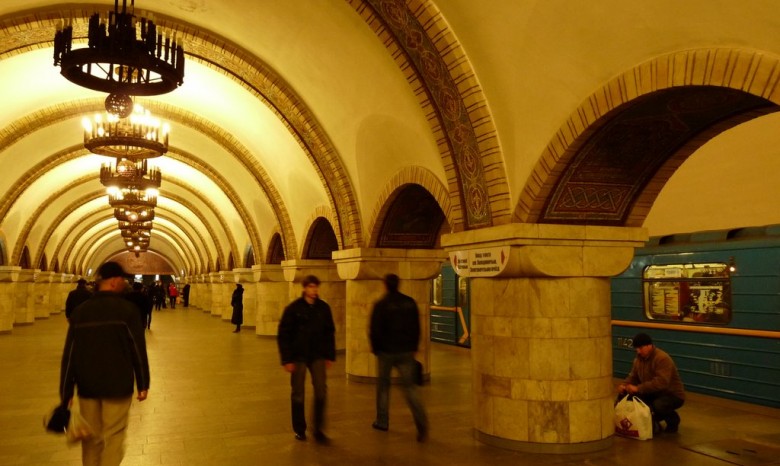 В Киеве выжил мужчина, прыгнувший под поезд метро