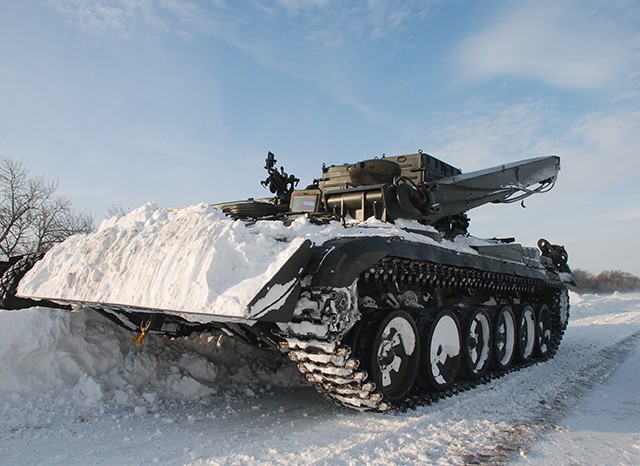 Для борьбы со снегом в Николаеве вывели танк