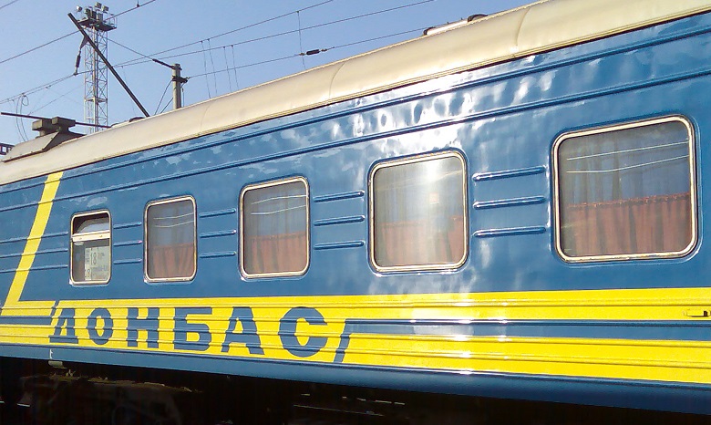Из-за горящих цистерн на пять часов опаздывает поезд Киев - Донецк