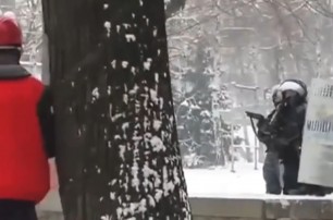 В интернет выложили видео силовиков, стреляющих во врача на Грушевского