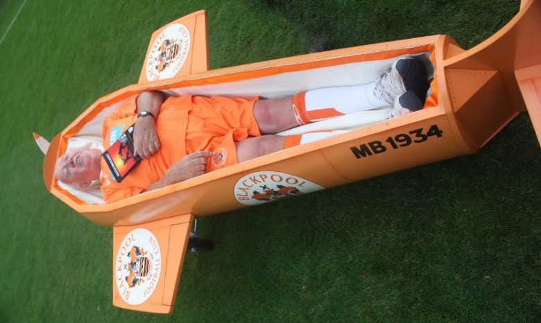Британский пенсионер сделал себе гроб-самолет в цветах любимого футбольного клуба