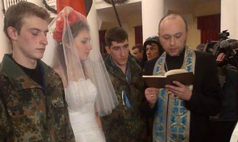 В захваченной мэрии Киева состоялась бандеровская свадьба