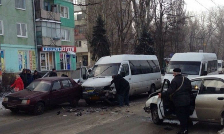 В Запорожье столкнулись «Ланос» и маршрутка: пострадали 5 человек