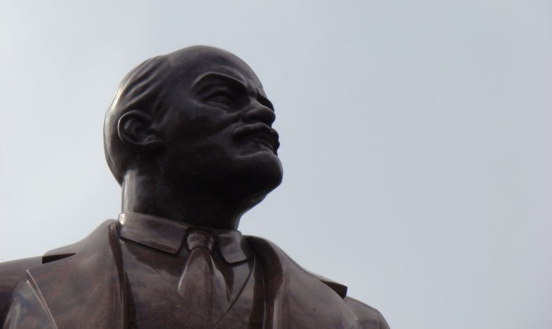 В Сумах ликвидировали памятник Ленину